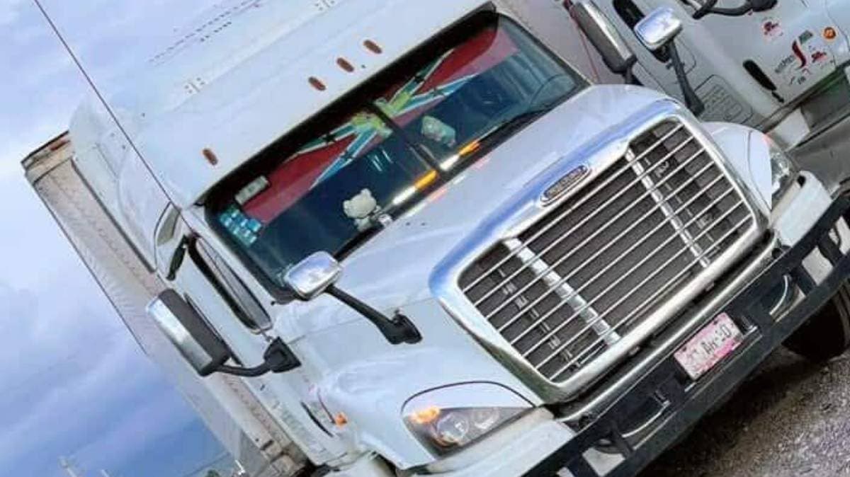 Roban tractocamión con falso retén en autopista Cuapiaxtla–Cuacnopalan; transportista fue abandonado en Puebla