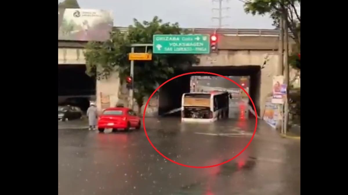 Fuerte lluvia con granizo causa inundaciones y caos vial en Puebla