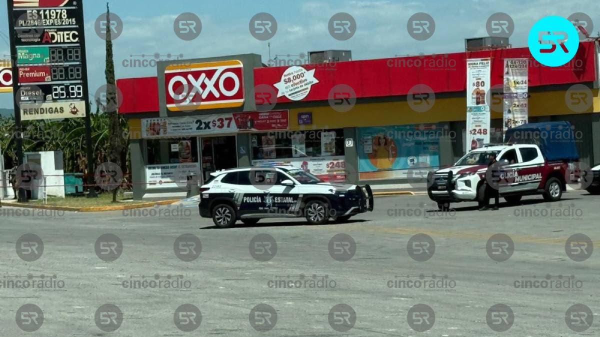Pareja atacada a balazos frente a Oxxo de gasolinera en Puebla