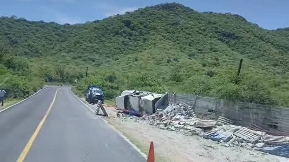Tragedia en la federal 190: tráiler cargado de cemento vuelca y cobra la vida de su conductor