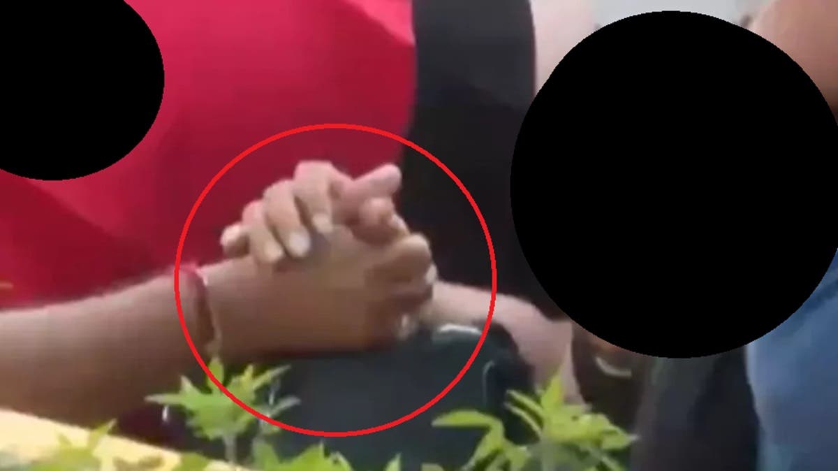 Pareja atropellada espera más de 40 minutos toma de la mano una ambulancia