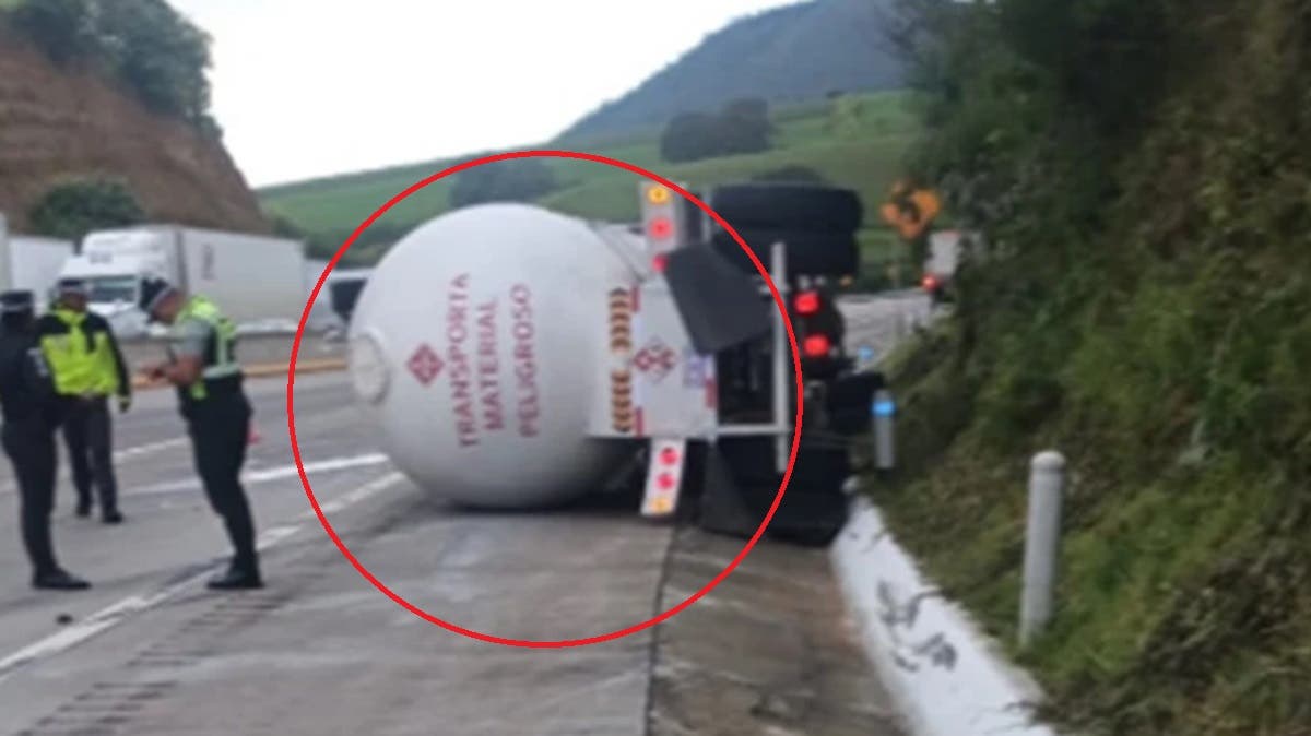 Cierre en la autopista México-Puebla por volcadura de pipa: caos vial este viernes