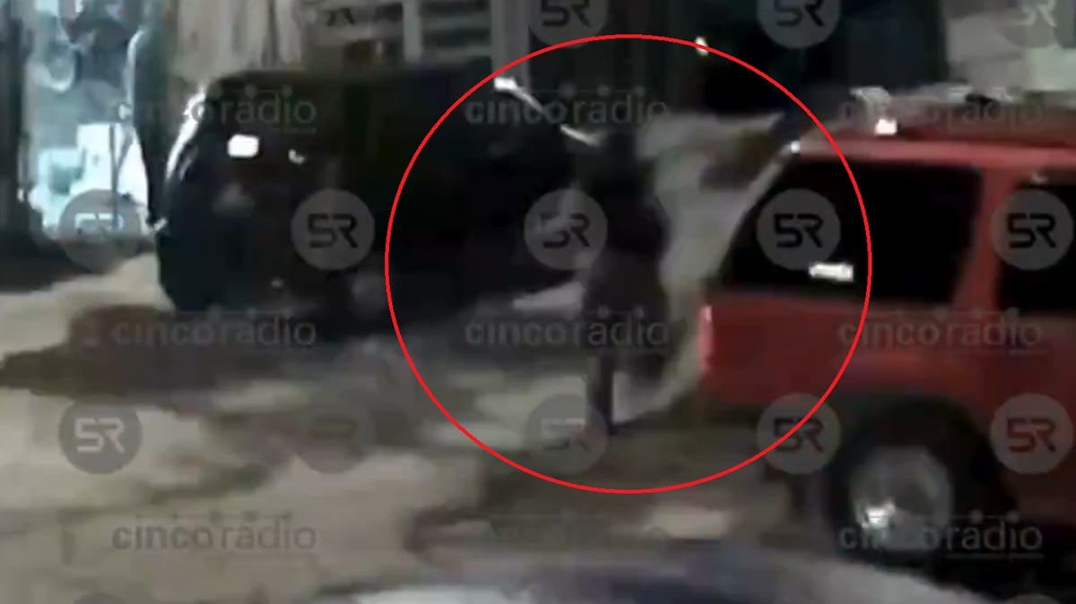 “Noche de terror” en Puebla: cámaras captan a hombre persiguiendo a mujer en Galaxia Castillotla