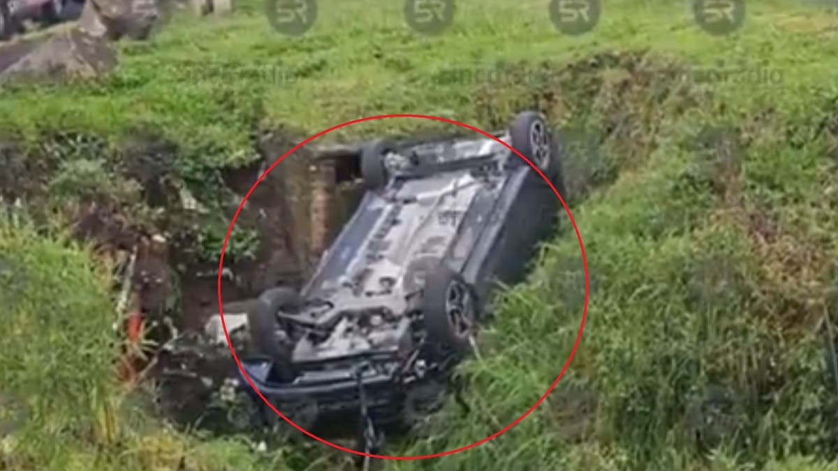 Caos matutino en la Recta a Cholula: vehículo volcó y fue abandonado cerca del Periférico