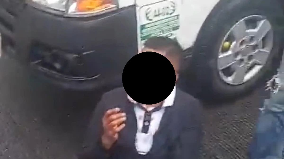 VIDEO Pasajeras someten y hacen llorar a presunto ladrón en combi