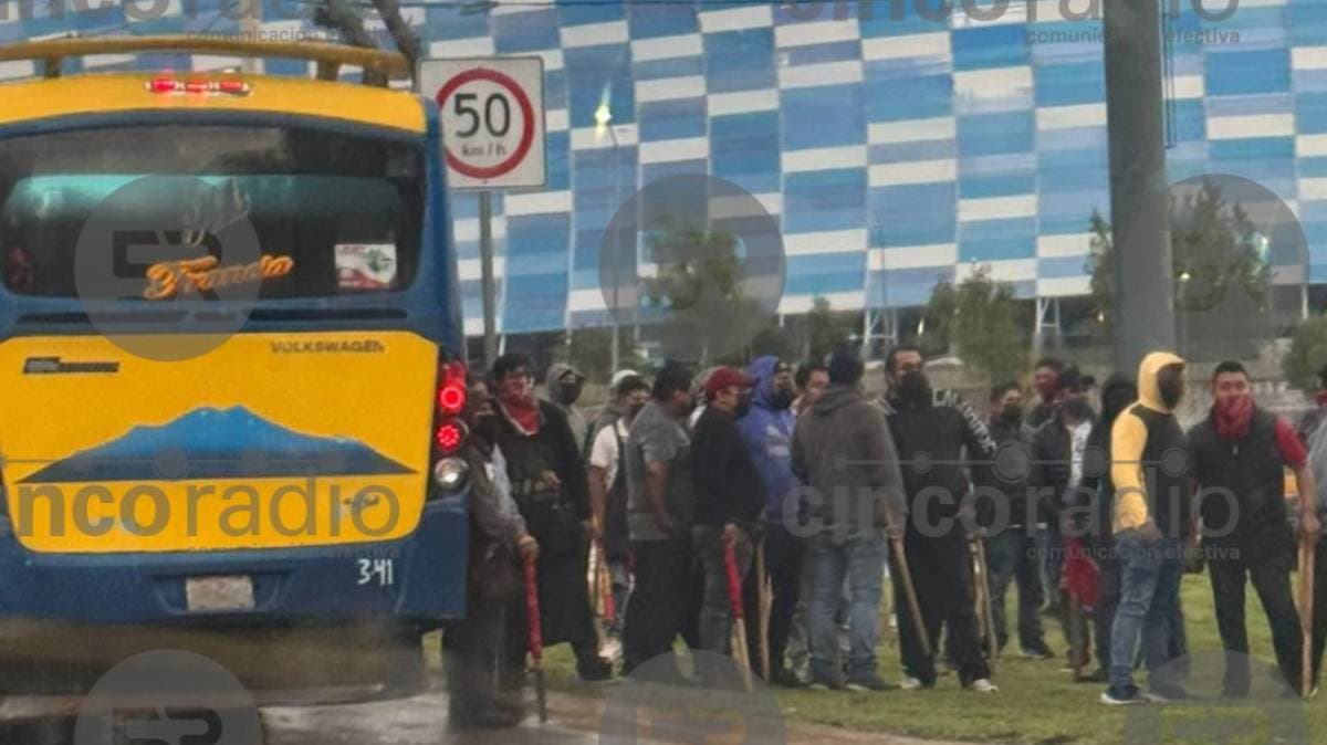 Movilización policial en Calzada Zaragoza tras reporte de riña entre comerciantes en Puebla