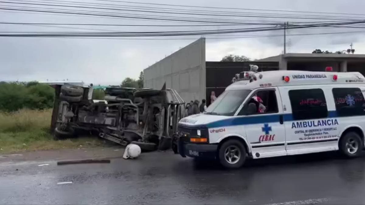Choque múltiple en la Puebla–Tehuacán: pipa de gas vuelca y provoca fuga en Tecamachalco