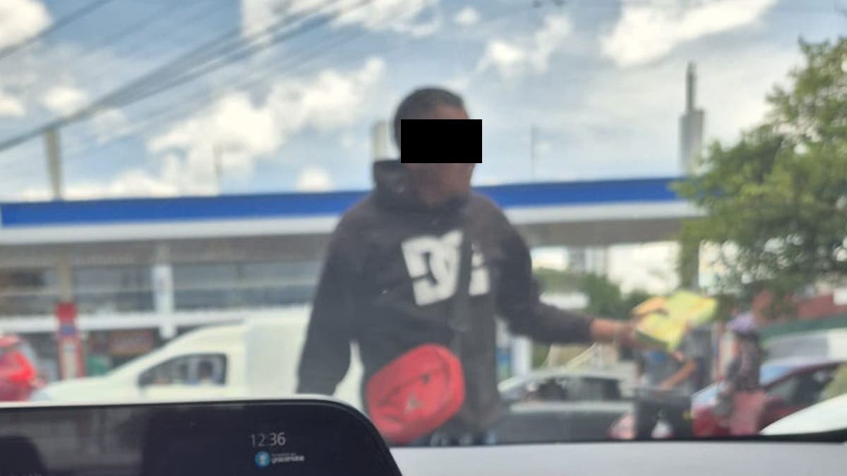 Alerta en Puebla: limpiaparabrisas intenta besar a conductoras en semáforo