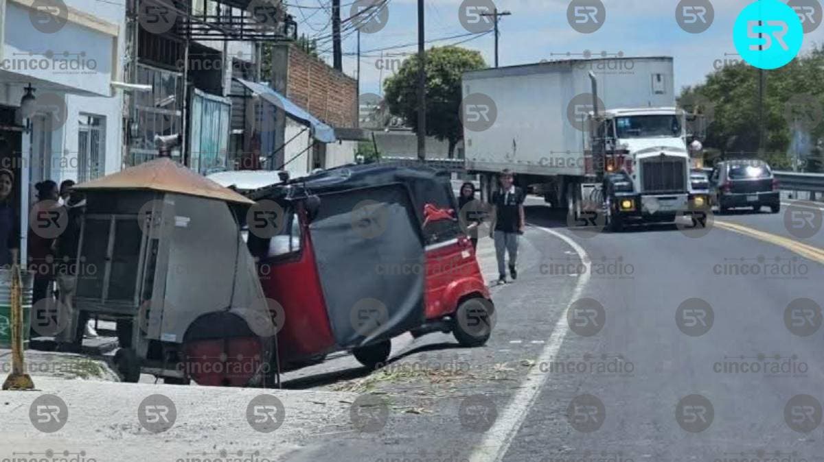 Mototaxi se estrella contra negocio de pollos en San Juan Atenco; hay varios heridos