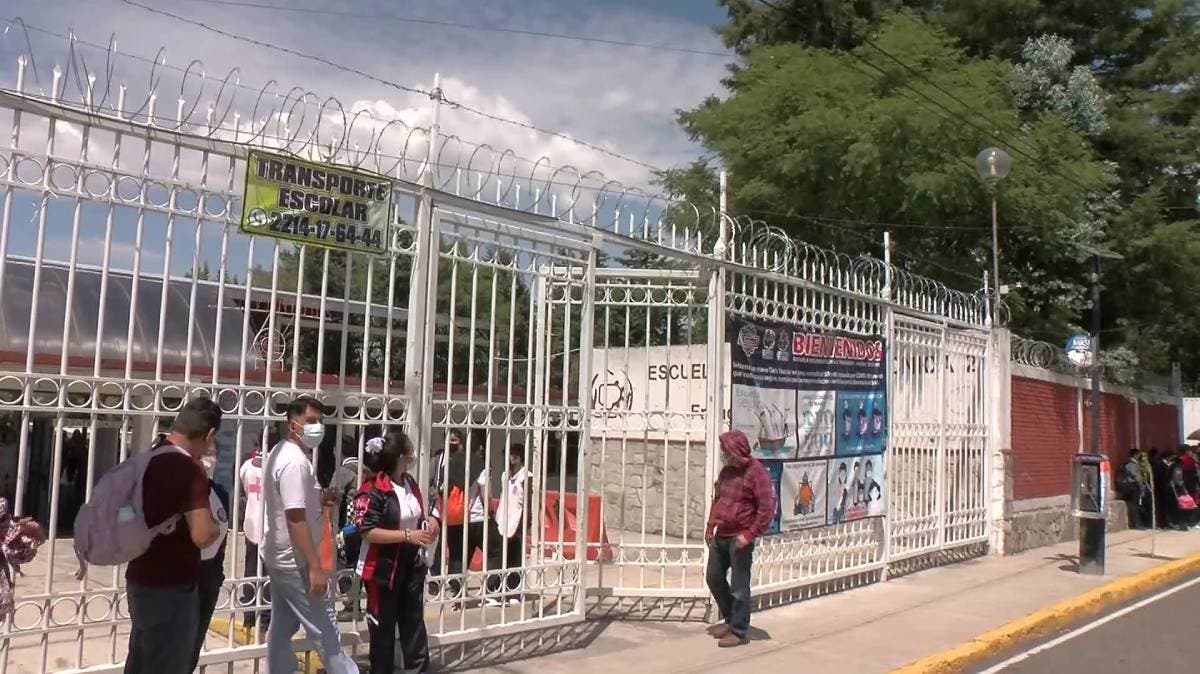Denuncian condicionamiento de inscripción en secundaria técnica de Puebla: padre pide prórroga y se la niegan