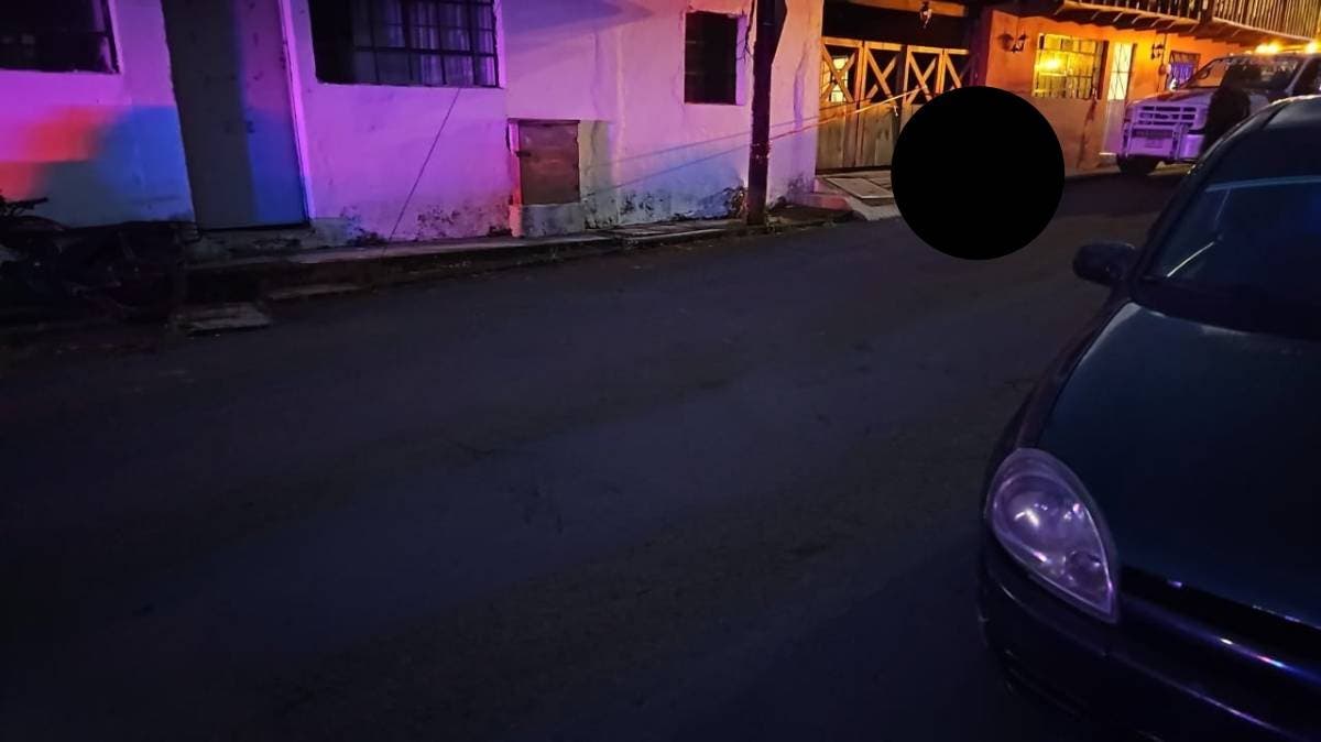 Motociclista pierde la vida al chocar contra auto estacionado en Teziutlán