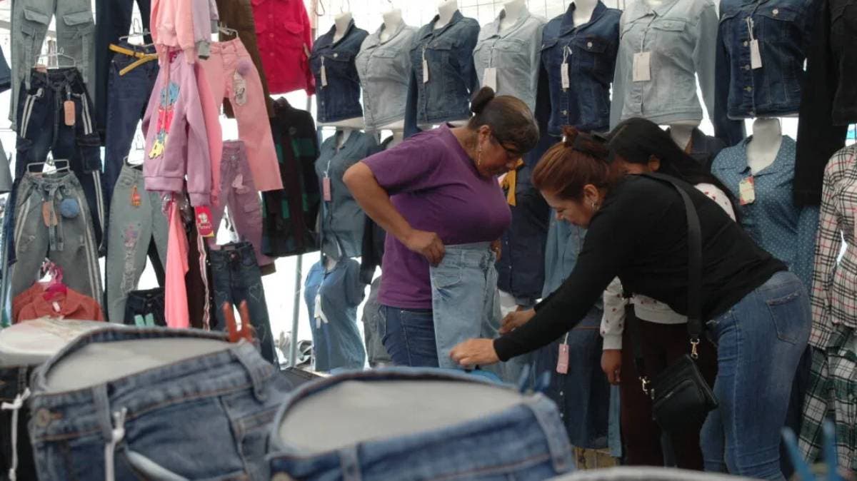 Familia de estafadores engaña con “jeans baratos” en la autopista México-Puebla; solo entrega retazos