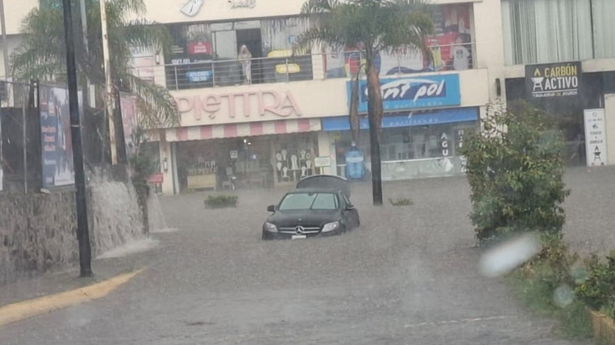 ¡Atención automovilistas! Puebla instala semáforo para evitar calles inundadas