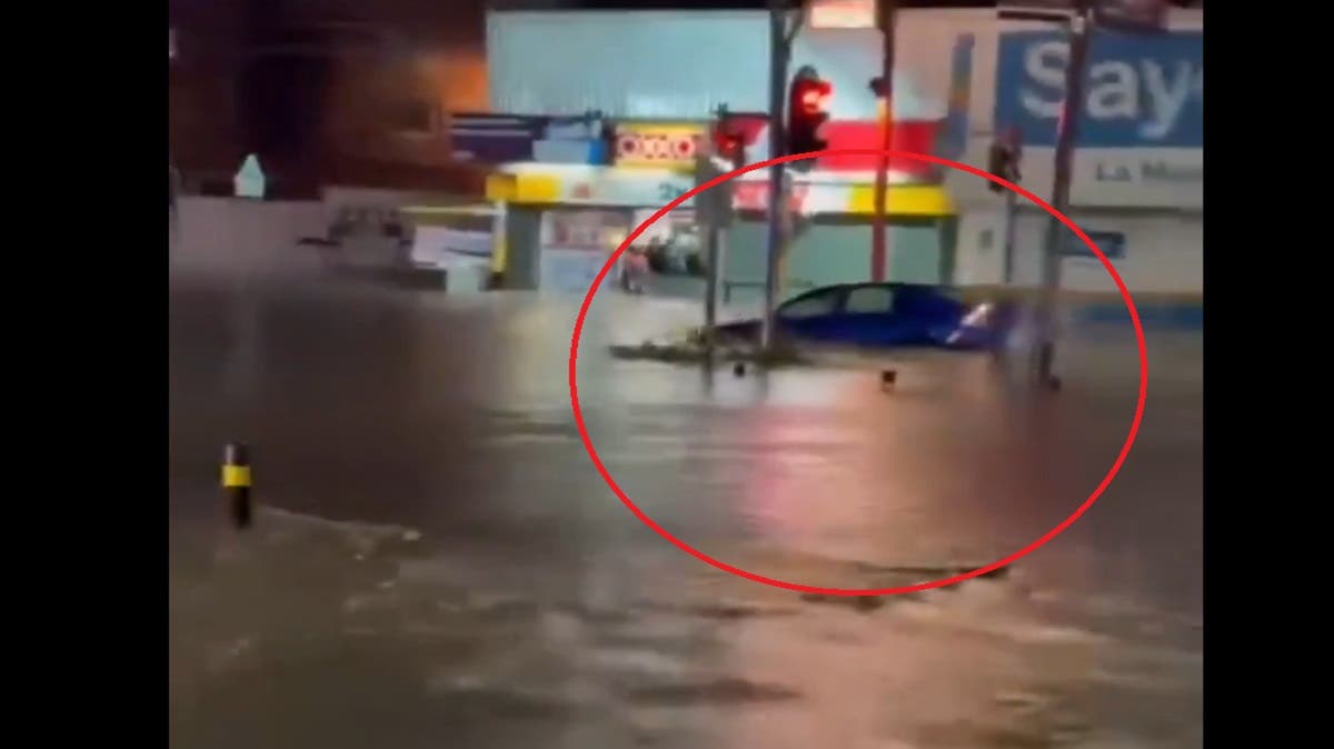 Lluvia inunda calles de Puebla: auto queda varado frente al IMSS La Margarita
