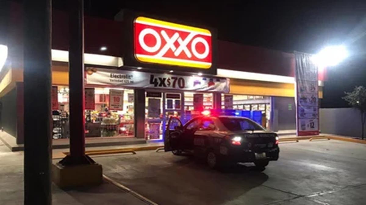 Robo en OXXO de Cuautlancingo termina con persecución y auto chocado en la autopista México–Puebla