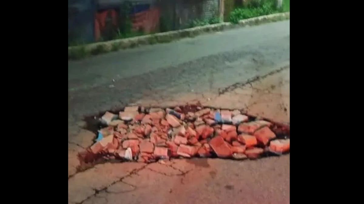 Quiso tapar un bache y acabó amenazado por policías municipales en Coronango