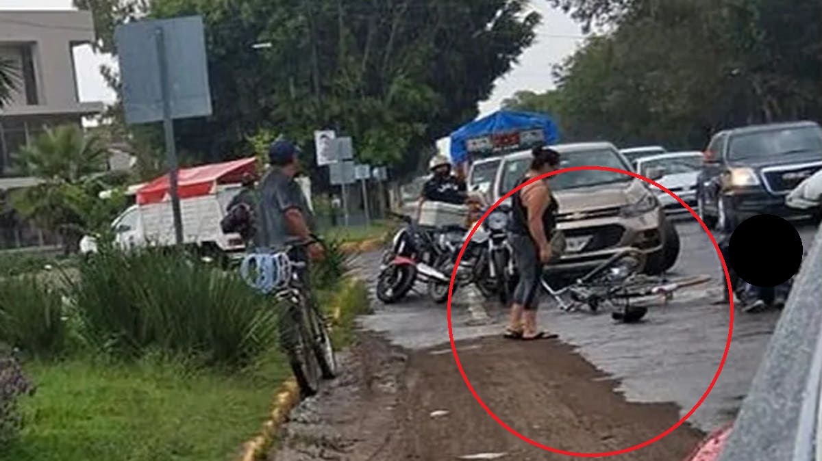Conductor embiste a ladrones que huían en bicicleta en Cholula; uno terminó detenido