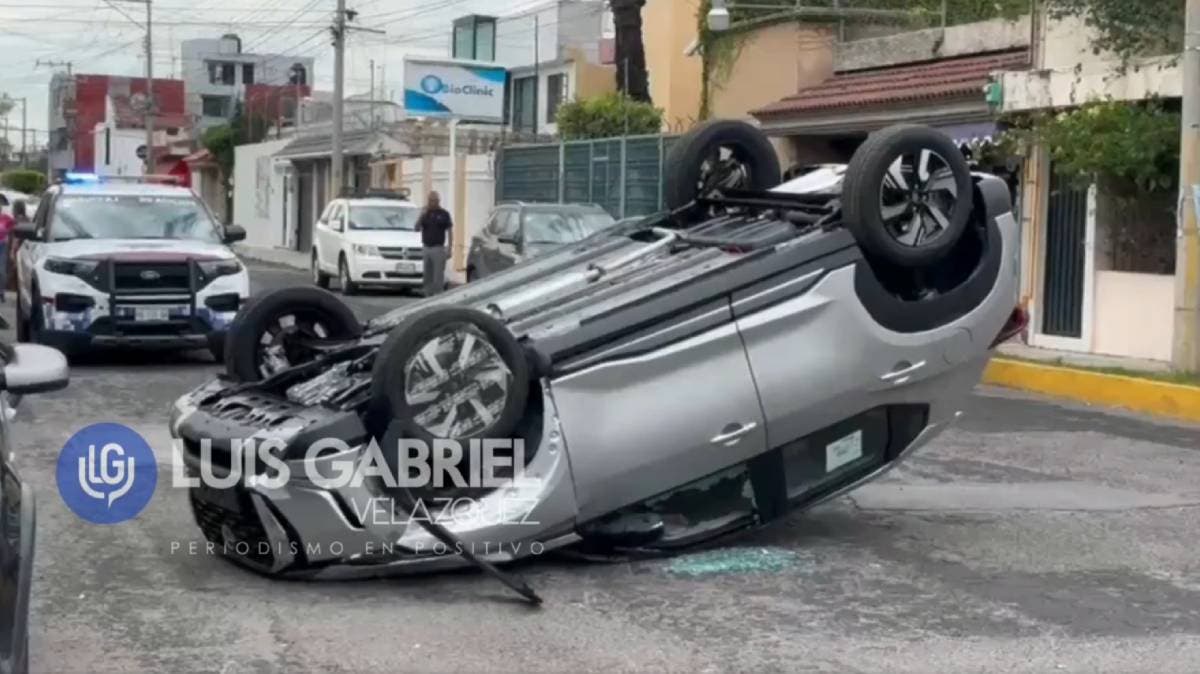 Puebla: trabajador de agencia automotriz vuelca camioneta nueva en la Diagonal