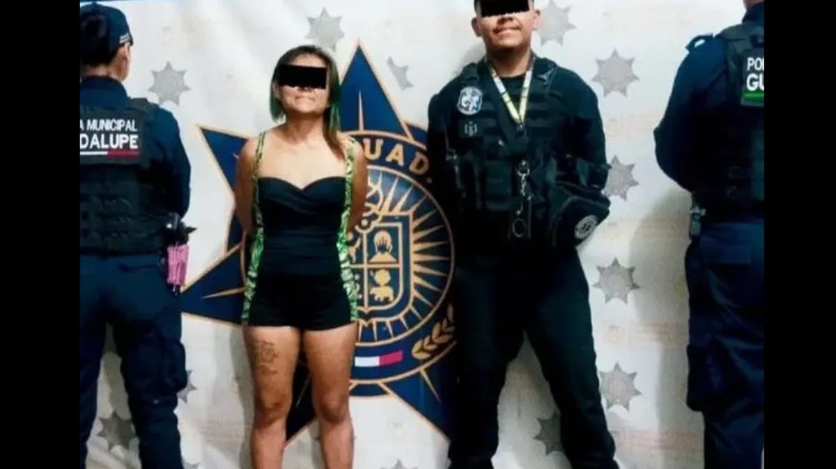 Falso policía es detenido con uniforme táctico y réplica de arma
