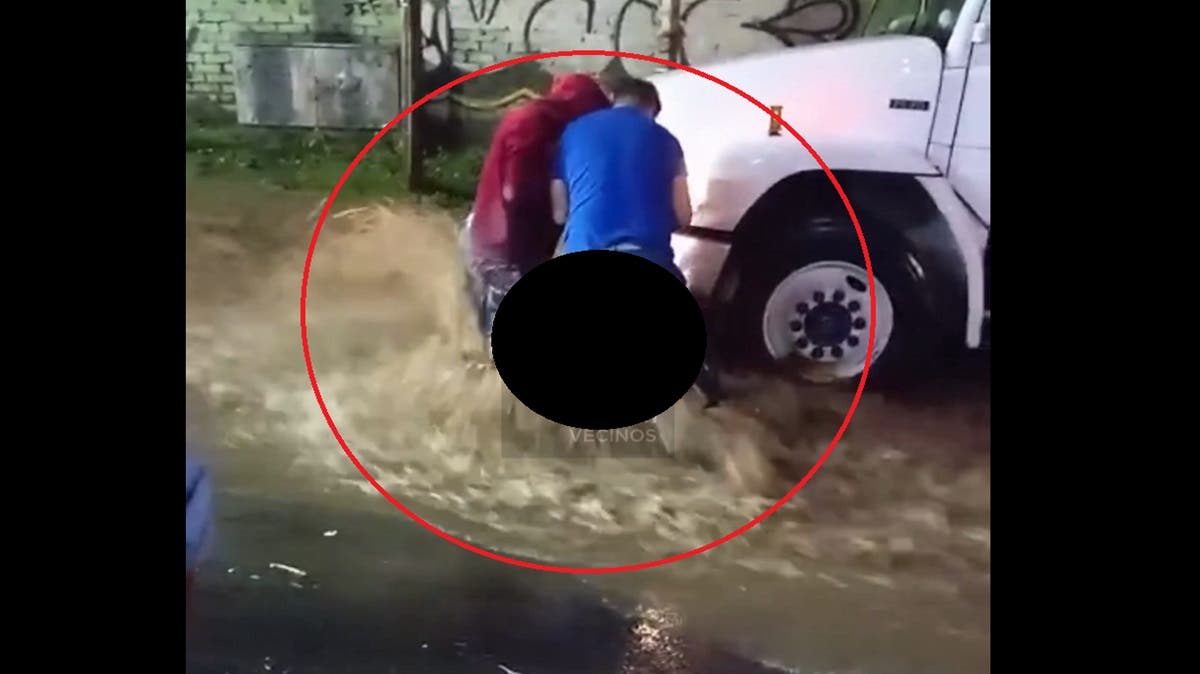 Vecinos salvan a mujer atrapada bajo un camión en tras lluvias torrenciales