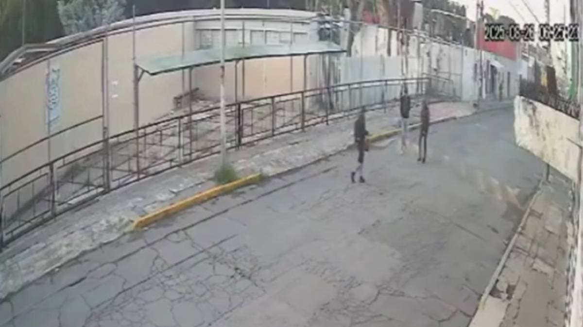 Indignación en Puebla: cámaras captan asalto a estudiante frente a una escuela
