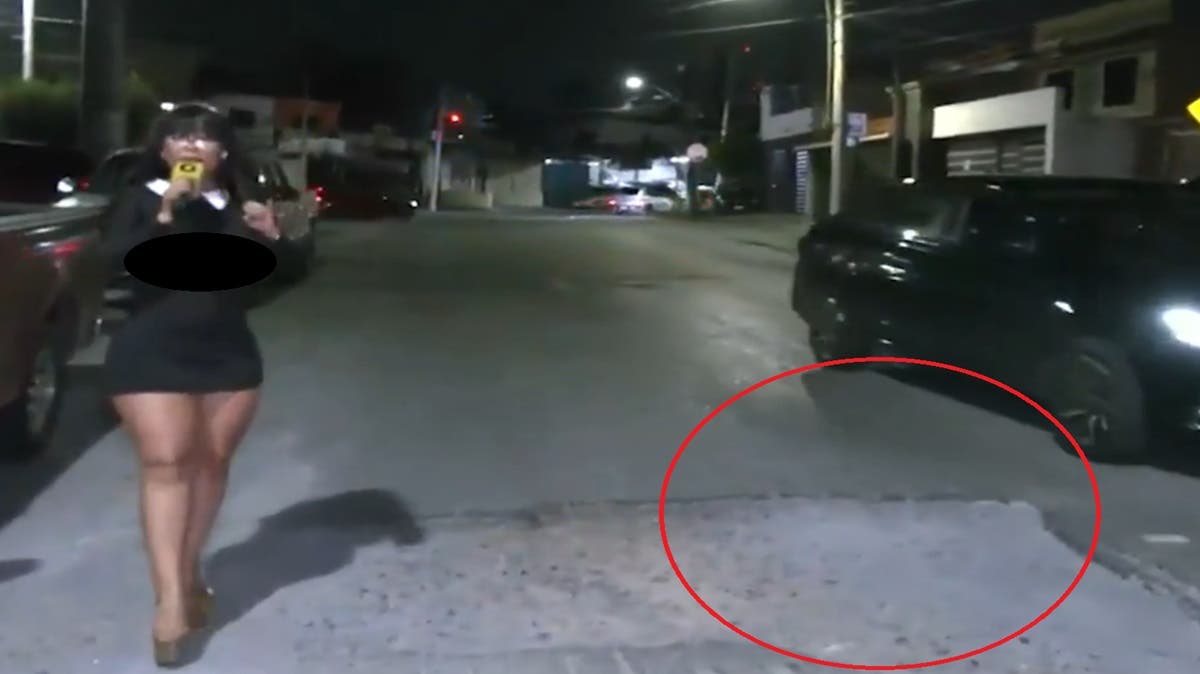 VIDEO Reportera sufre aparatosa caída en vivo mientras reportaba un bache
