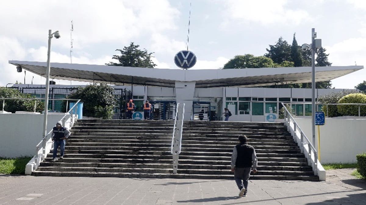 “Ni para un kilo de huevo”: el aumento salarial en VW Puebla que indignó a los trabajadores