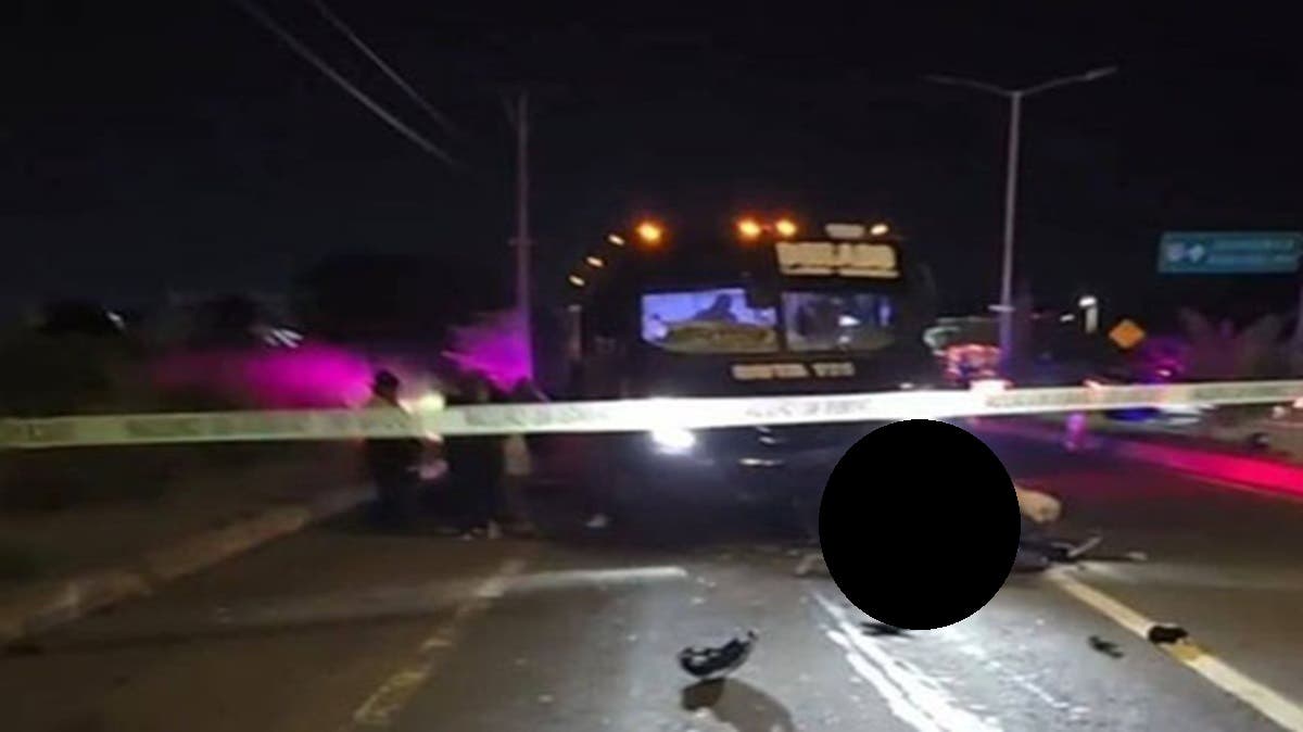 Pareja en motocicleta muere tras colisión con autobús; 25 pasajeros resultan heridos