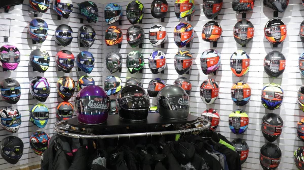 Atraco en Puebla: ladrones hacen boquete y vacían tienda de artículos para motociclistas