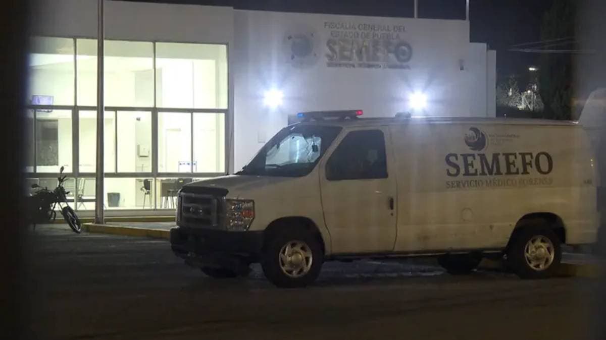 Confusión en Semefo Puebla: entregan cuerpo equivocado a familia y desatan caos en el anfiteatro