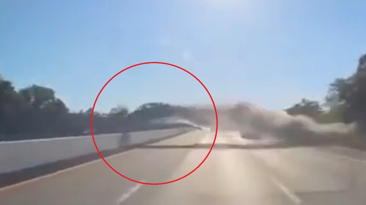 VIDEO: Auto “vuela” sobre una autopista… y el conductor sobrevive