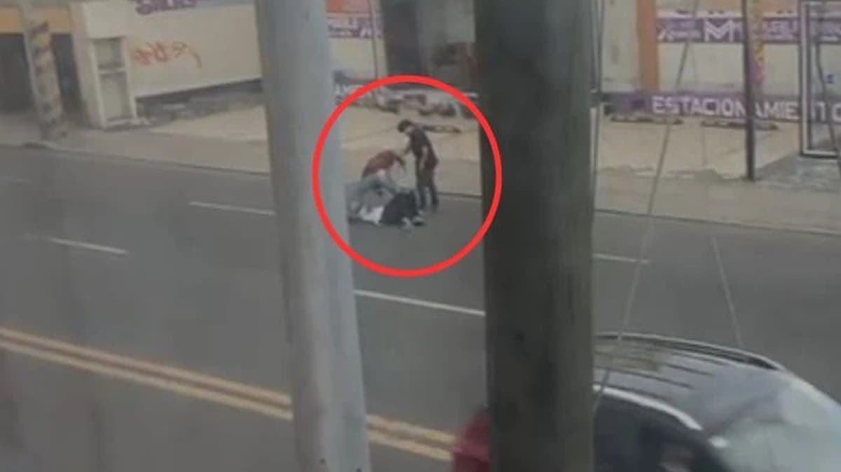 Brut4l g0lpiza en Puebla: Captan a dos hombres agr3diendo a otro indefenso en El Cerrito