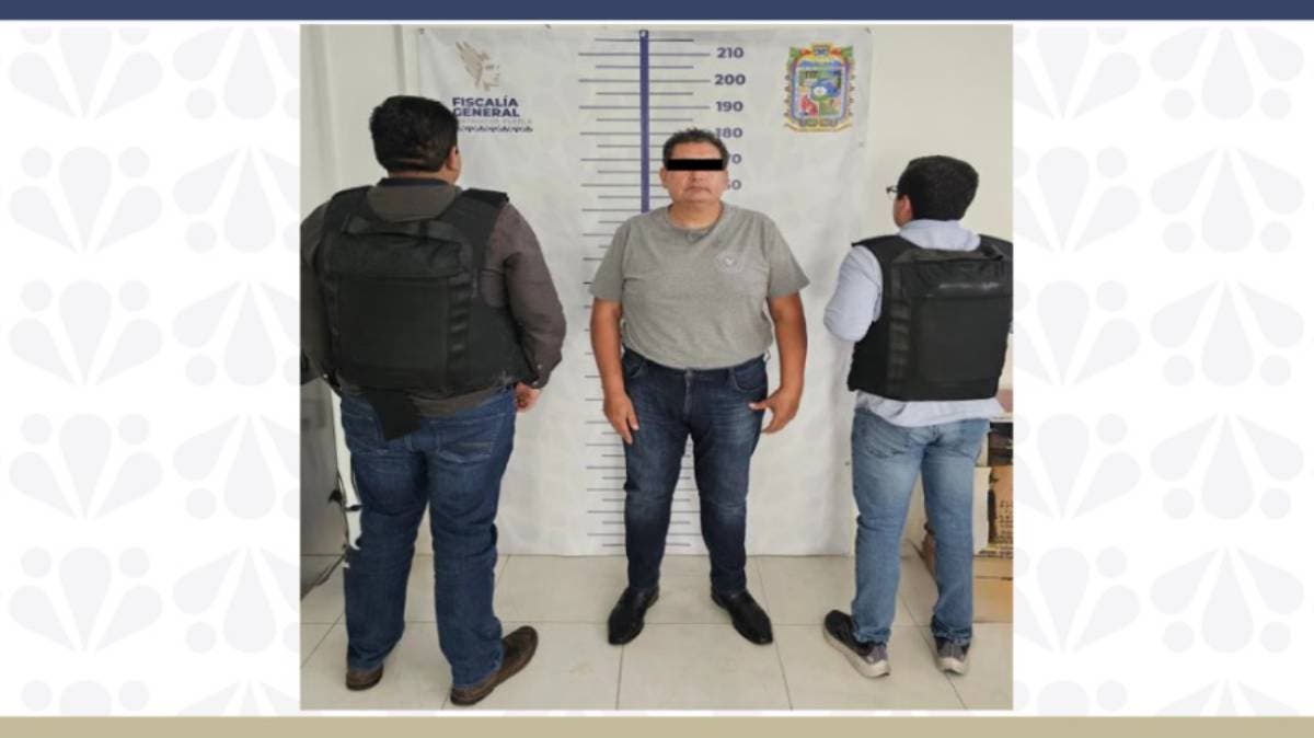 Detienen a funcionario de la Fiscalía en Puebla por presunto cobro ilegal a familia de desaparecida