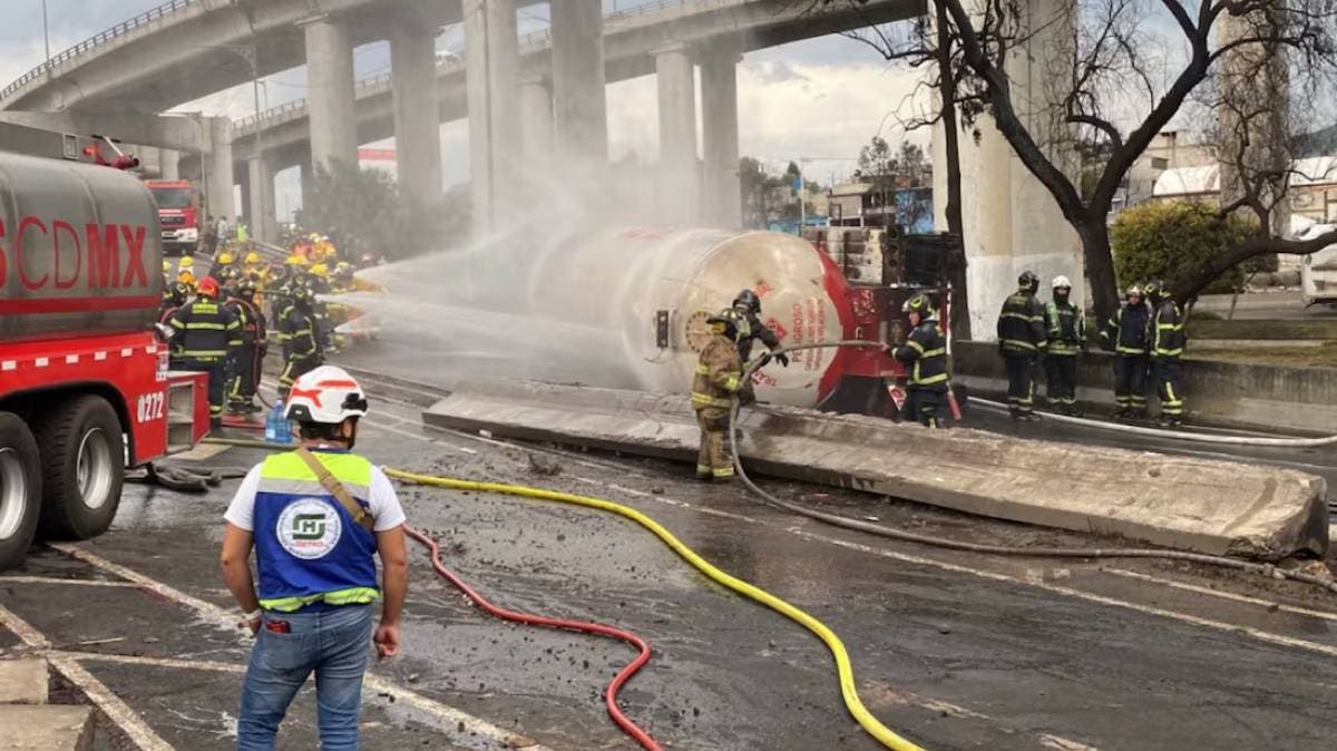 Ocho muertos tras explosión de pipa en Zaragoza, Iztapalapa: 22 en estado crítico