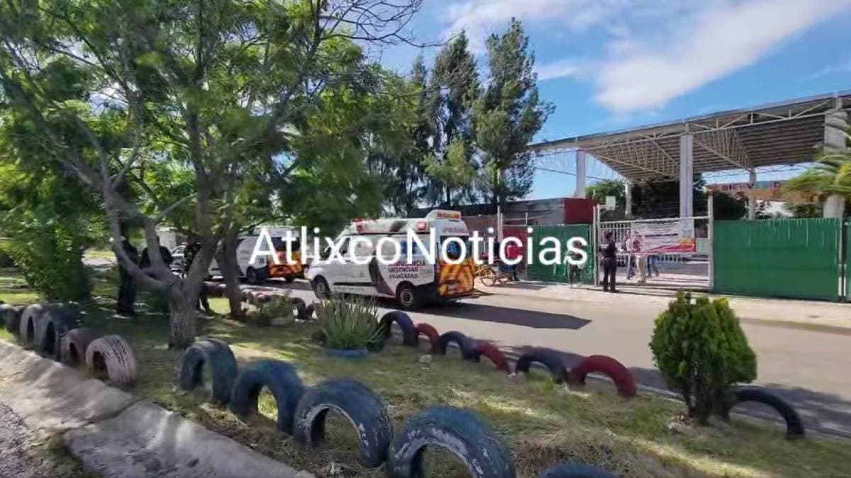 Combi escolar en Atlixco sufre falla en frenos y choca con 13 alumnos a bordo