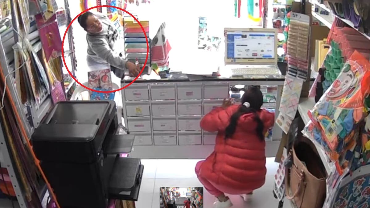 VIDEO Cámaras captan a mujer robando en negocios de Amalucan y Bosques de San Sebastián