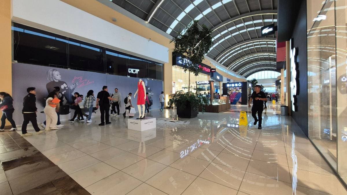Outlet Puebla colapsa tras fuerte lluvia en Ocotlán: pasillos inundados y granizo sorprenden a visitantes