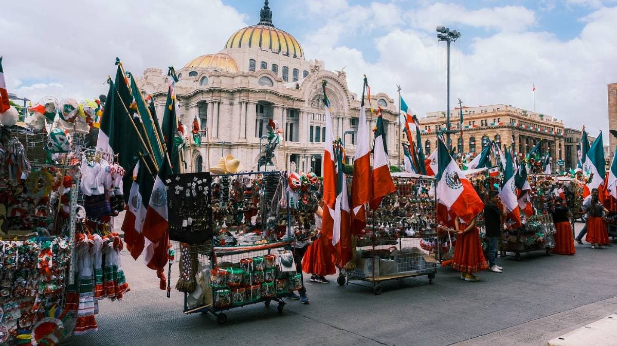 Tensiones en vísperas del Grito: enfrentamiento entre ambulantes y personal del Gobierno en el Zócalo capitalino