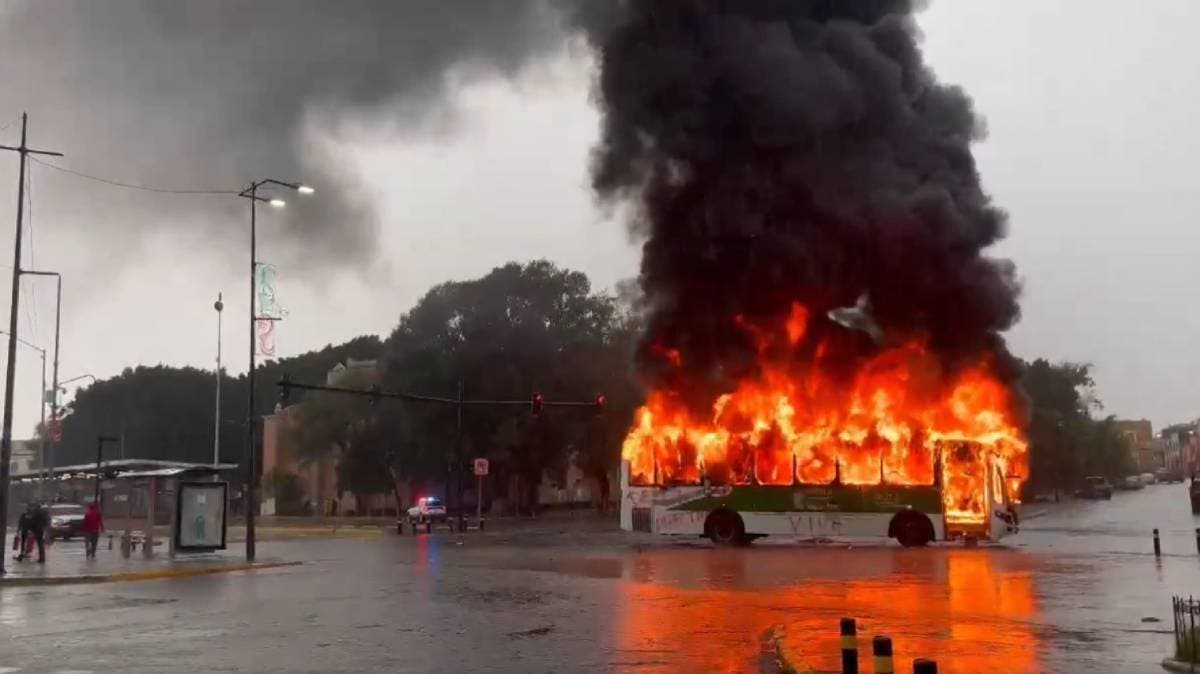 Normalistas de Teteles incendian autobús de RUTA en protesta sobre el Bulevar 5 de Mayo en Puebla
