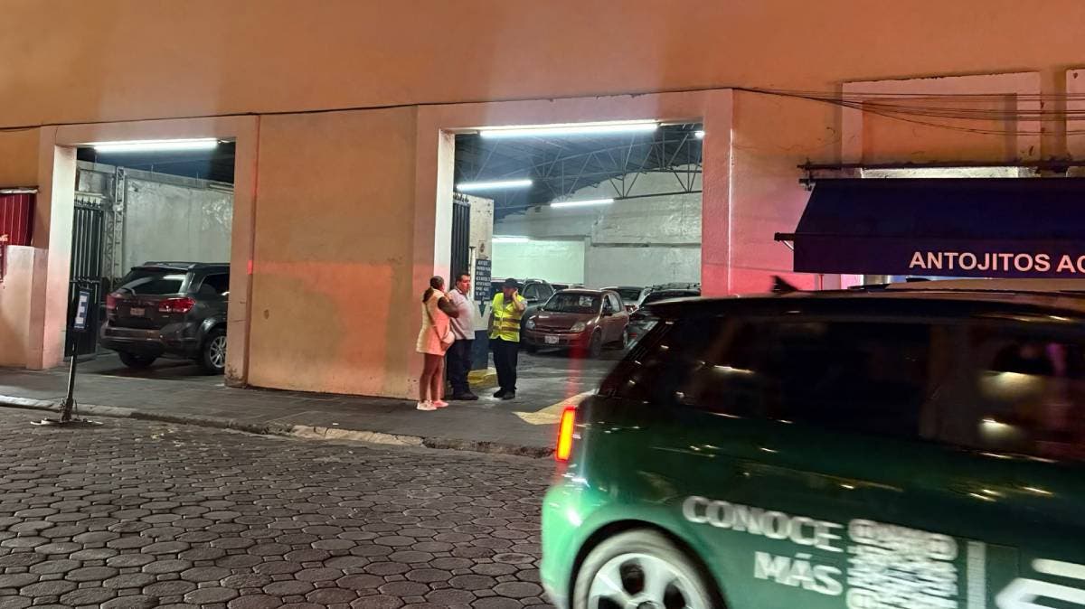 Sandra Ortiz denuncia robo de celular en estacionamiento del Centro Histórico de Puebla