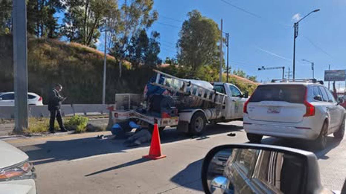 Motociclista queda herido tras chocar contra pipa de gas en el Periférico Ecológico de Puebla