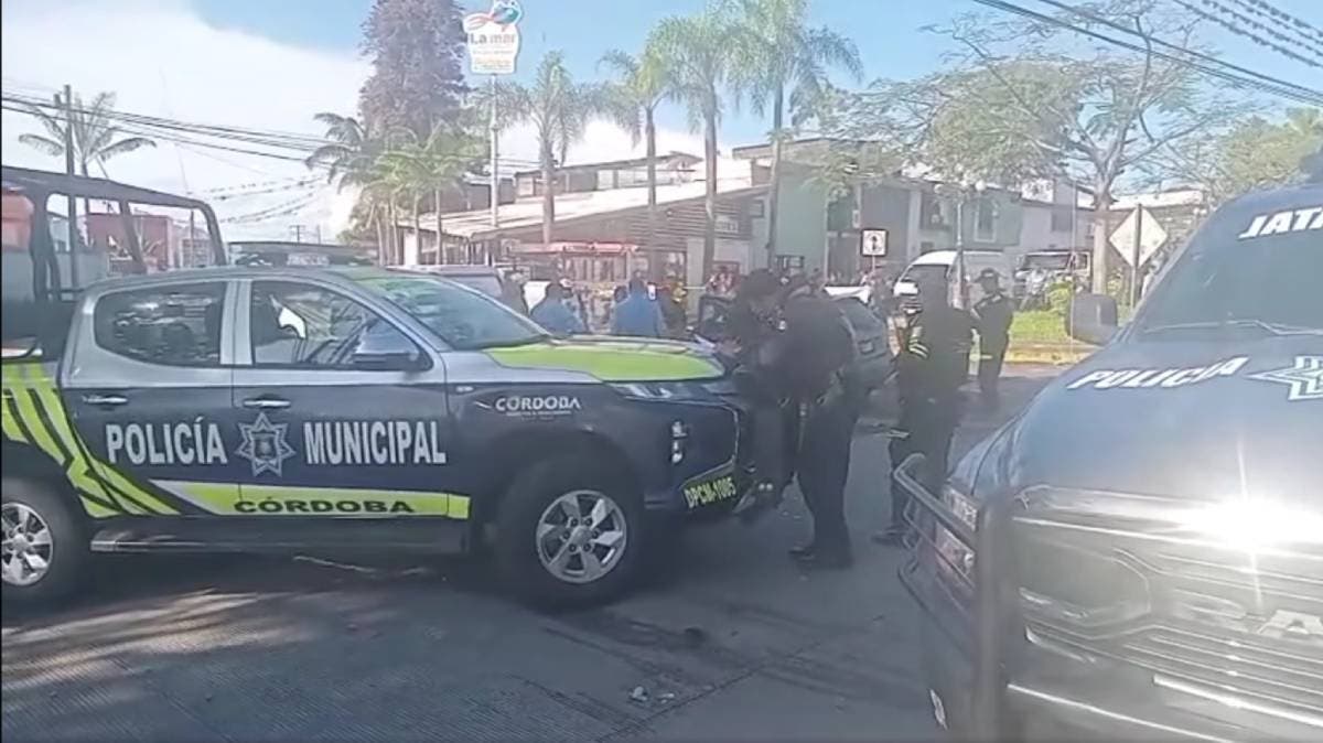 Tragedia en el bulevar Córdoba-Fortín: choque entre autobús y automóvil deja a un matrimonio sin vida y a su hija grave