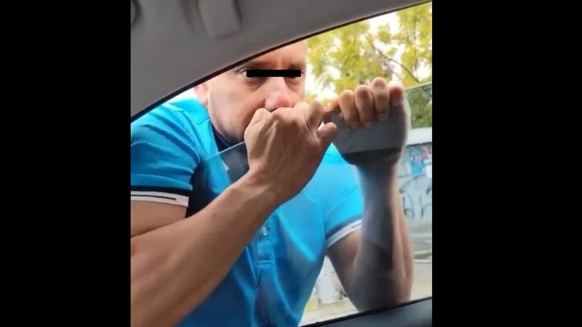 VIDEO: Automovilista graba a sujeto colgado de su carro en inmediaciones del Parque Ecológico