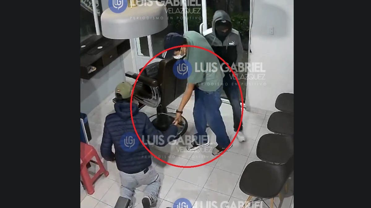 Video de terror: Encañonan a peluquero en la Aquiles Serdán para robarle celular y dinero