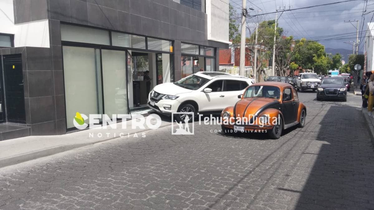 Conductora pierde el control y estrella su camioneta contra clínica en Tehuacán