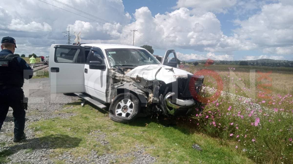 Camioneta intenta ganarle el paso al tren en Apizaco: tres lesionados, entre ellos un bebé