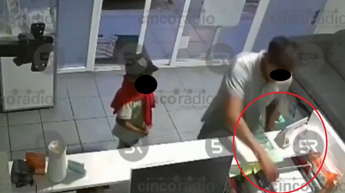 Mal ejemplo en Puebla: roba celular en clínica frente a su hijo y queda grabado en video