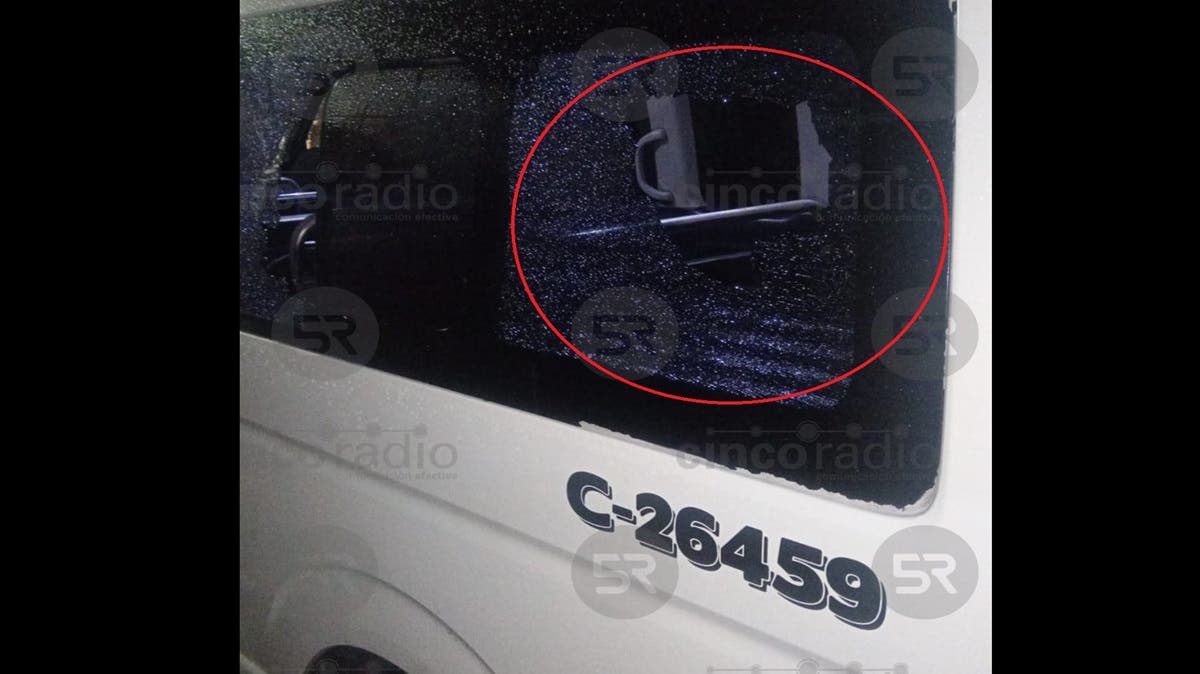 Joven lanza piedras a combi de la ruta Azteca-Clavijero en el Centro de Puebla, una pasajera resultó lesionada