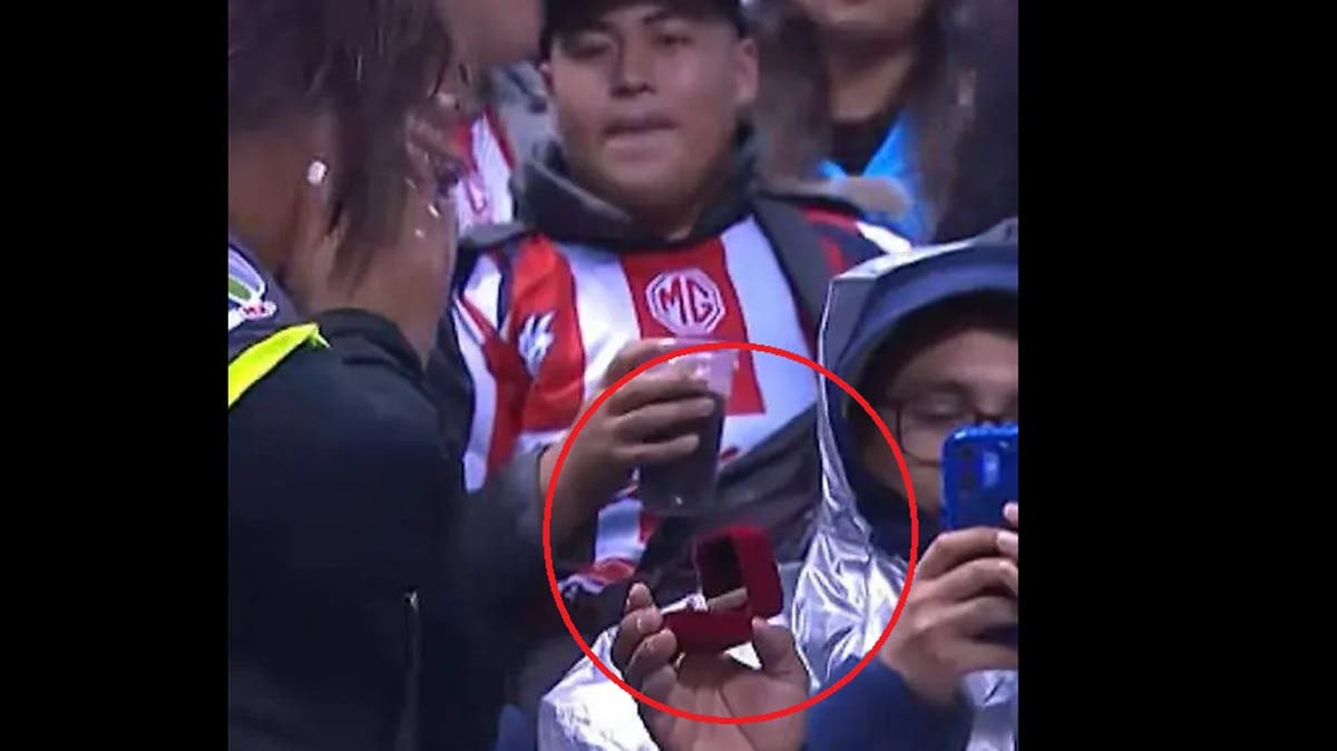 Aficionado pide matrimonio en pleno Puebla vs Chivas en el Cuauhtémoc