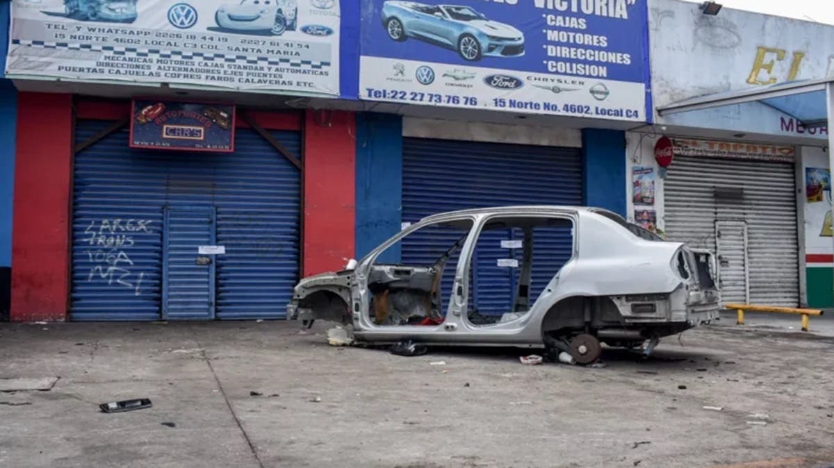 La 46 Poniente: corrupción, violencia y mercado negro mantienen vivo el negocio de autopartes robadas en Puebla